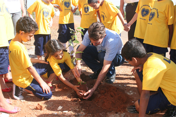 Secr. do Meio Ambiente e Crianças da LBV plantam árvore
