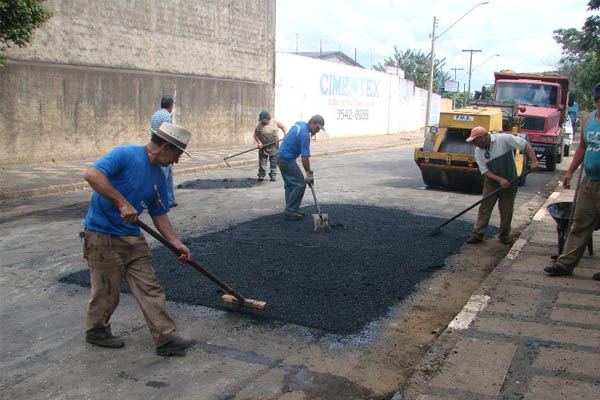Secretaria de Obras realiza operação tapa buracos 2011