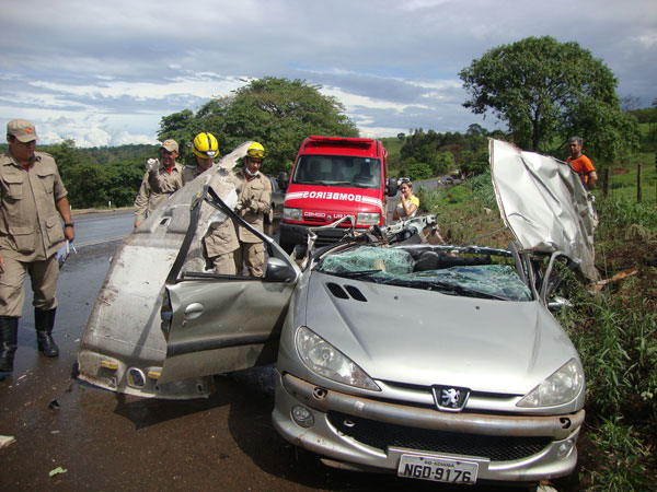 Duas Pessoas Morrem em Acidente Envolvendo Carro e Caminhão