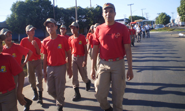 Caminhada marca início das atividades do Projeto Bombeiros Mirim em Inhumas